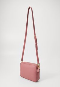 Valentino Bags BRIXTON - Soma ar siksnu pāri ķermenim - camelia