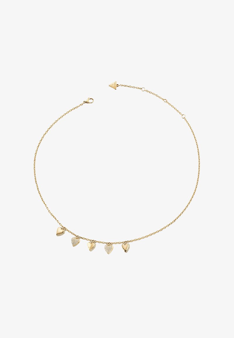 Collier délicat en chaîne d'or avec cinq petits pendentifs en forme de cœur, dont trois unis et deux incrustés de minuscules cristaux, ainsi qu'une étiquette de marque triangulaire.