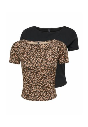 Deux hauts pour femmes à manches courtes, l’un avec un imprimé léopard beige et noir, l’autre uni noir, tous deux à encolure ronde.