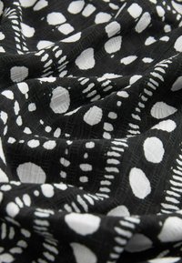 Next OFF SHOULDER - REGULAR FIT - Freizeitkleid - black white spot