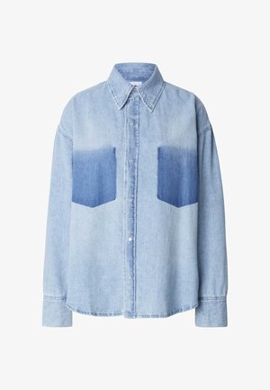 Világoskék farmering két sötétebb kék foltzsebbel, gombos elülső résszel, hosszú ujjakkal és klasszikus gallérral. Puha tapintású anyag.