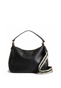 Sac à main en cuir noir à forme incurvée, ferrures dorées et bandoulière rayée amovible avec texte logo. Texture lisse, design minimaliste.