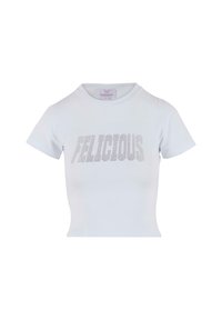 Hvit kortermet bomulls T-skjorte med en tettsittende design, med "FELICIOUS" i rhinestones over fronten.