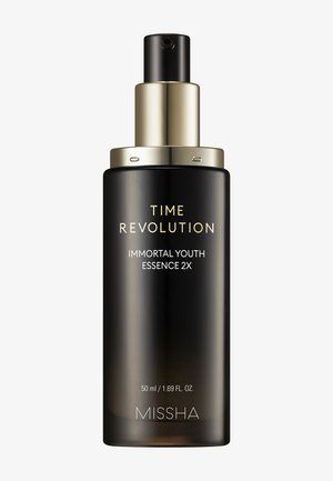 Svart og gull pumpeflaske merket "Time Revolution Immortal Youth Essence 2X," 50 ml, kosmetisk hudpleieprodukt fra Missha.