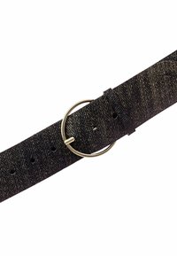 Svart herringbone-mönstrad tygbälte med guldmetallisk rund spänne och flera justeringshål på en slät, texturerad yta.
