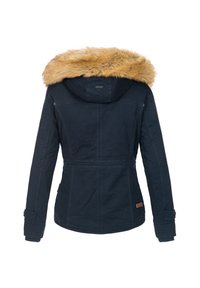 Navyblauwe jas met een getailleerde taille, lange mouwen en capuchon afgezet met brede tan nepbont, getoond van achteren op een witte achtergrond.