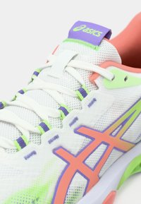 Λευκό αθλητικό παπούτσι με διχτυωτό υλικό και φωσφορίζοντα πράσινα, ροζ και μωβ στοιχεία. Διαθέτει εμφανές λογότυπο Asics, υφή με ανάγλυφα στοιχεία και κορδόνια σε αντιθετικό χρώμα.