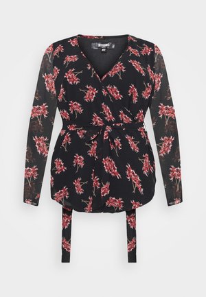 Blusa nera avvolgente con maniche lunghe trasparenti, motivo floreale rosso e cintura annodata in vita.
