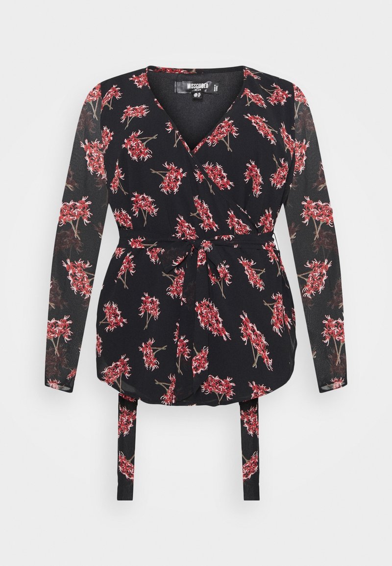 Blouse portefeuille noire avec longues manches transparentes, motif floral rouge et ceinture à nouer à la taille.