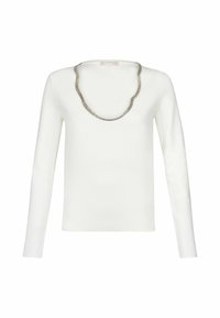 Top bianco a maniche lunghe con scollatura a barca decorato con un dettaglio di catena metallica. Texture liscia, design aderente e stile minimalista.