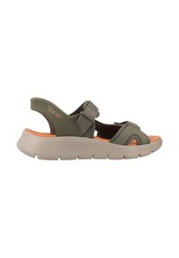 Sandale ouverte couleur olive de Skechers avec des sangles ajustables et une semelle épaisse beige rembourrée, avec une semelle intérieure orange.