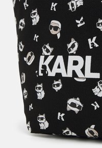 KARL LAGERFELD IKON ALL-OVER PRINT REVERSIBLE - Geantă de pânză - black/natural