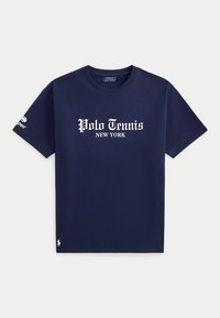 Μπλε ναυτικό T-shirt με κοντά μανίκια με το κείμενο "Polo Tennis New York" σε λευκό στο εμπρός μέρος και μικρό λογότυπο Polo κοντά στο τελείωμα.