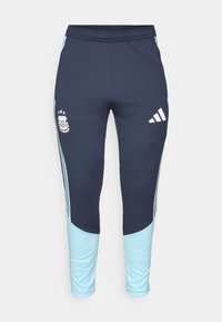 Ναυτικό μπλε και ανοιχτό μπλε αθλητικά παντελόνια με το λογότυπο της Ομοσπονδίας Ποδοσφαίρου Αργεντινής και το λογότυπο της Adidas στους μηρούς.