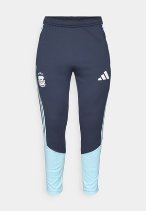 Tamne mornje i svijetlo plave sportske hlače s logotipom Argentinske nogometne asocijacije i logotipom Adidasa na nogavicama.