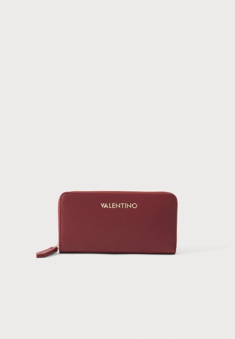 Portefeuille rectangulaire en cuir rouge foncé avec fermeture éclair dorée et logo "VALENTINO" doré centré sur le devant.