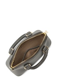 Borsa a mano in pelle grigia con zipper dorato parzialmente aperto, che mostra una tasca interna e manici doppi.