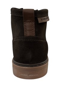 Zwarte suede enkellaars met een bruine leren accent, ronde vorm en een gestructureerde rubberen zool met "RIVER WOODS" branding.