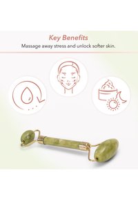 Rouleau facial en jade vert avec des accents en métal doré. Il présente des extrémités arrondies pour un massage, améliorant la texture et l'apparence de la peau.
