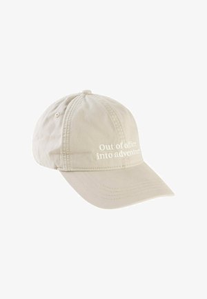 Lysebeige baseballcap med hvidt broderet tekst, der lyder "Out of office into adventure" på frontpanelet.