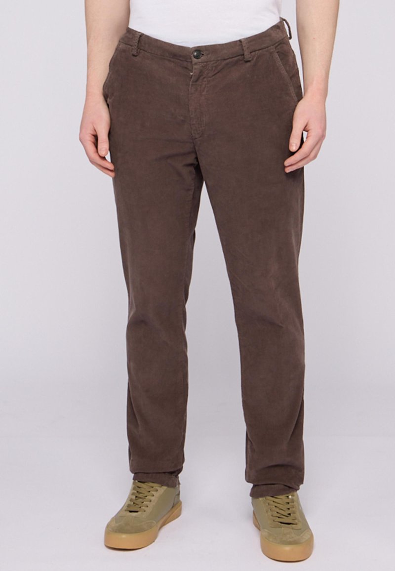 Brune corduroy bukser med straight fit, udstyret med knaplukning og sidelommer. Stoffet har en blød, tekstureret finish.