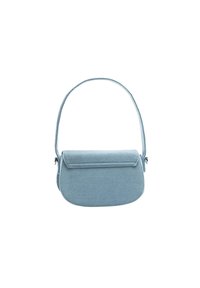 Borsa a spalla in denim blu chiaro con forma arrotondata, chiusura a patta e tracolla sottile regolabile. Texture liscia, senza hardware visibile.
