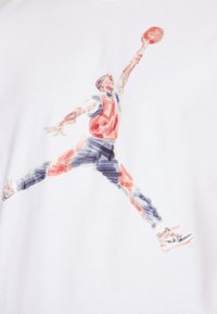 Weißes T-Shirt mit einem farbenfrohen Grafikdruck eines Basketballspielers im Sprung, in Rot-, Blau- und Pfirsichtönen, der dynamische Bewegung darstellt.