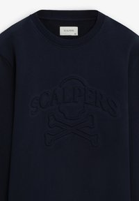 Marineblauwe sweatshirt met een geprofileerd, reliëf logo "SCALPERS" en een doodskop met gekruiste boten ontwerp. Ribgebreide ronde hals, zachte stof.