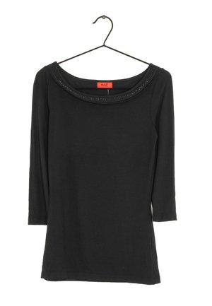 Top negro de manga larga con un escote amplio en forma de scoop, decorado con sutiles adornos. Confeccionado en tela suave, presenta una silueta ajustada.