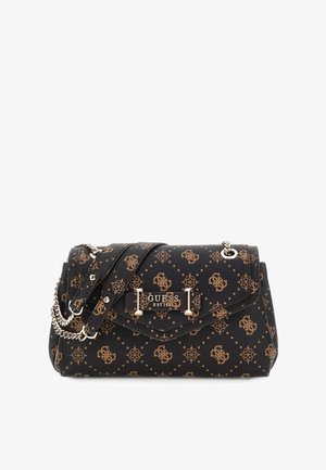 Sac bandoulière noir et marron de la marque Guess avec un motif logo répétitif, une chaîne et une sangle en cuir, et une plaque logo métallique sur le rabat avant.