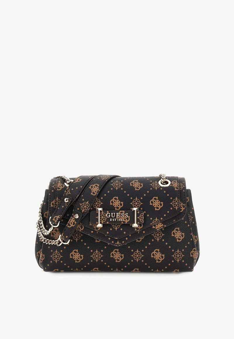 Sac bandoulière noir et marron de la marque Guess avec un motif logo répétitif, une chaîne et une sangle en cuir, et une plaque logo métallique sur le rabat avant.
