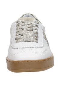 Weiße Leder Sneakers mit runder Zehenpartie, metallischem Schnürsenkelakzent und Gummisohle. Verfügt über komplexe Nähte und strukturierte Details an den Seiten.