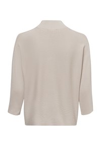 Beige, geribbeter Strickpullover mit leichtem Stehkragen, Dreiviertelärmeln und lockerer Passform. Einfaches Design ohne sichtbare Beschläge oder Muster.