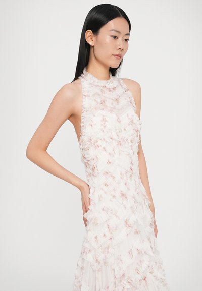 Rochie albă cu straturi volanate, cu modele florale roz subtile, design cu guler înalt și stil fără mâneci, evidențiind o textură delicată.