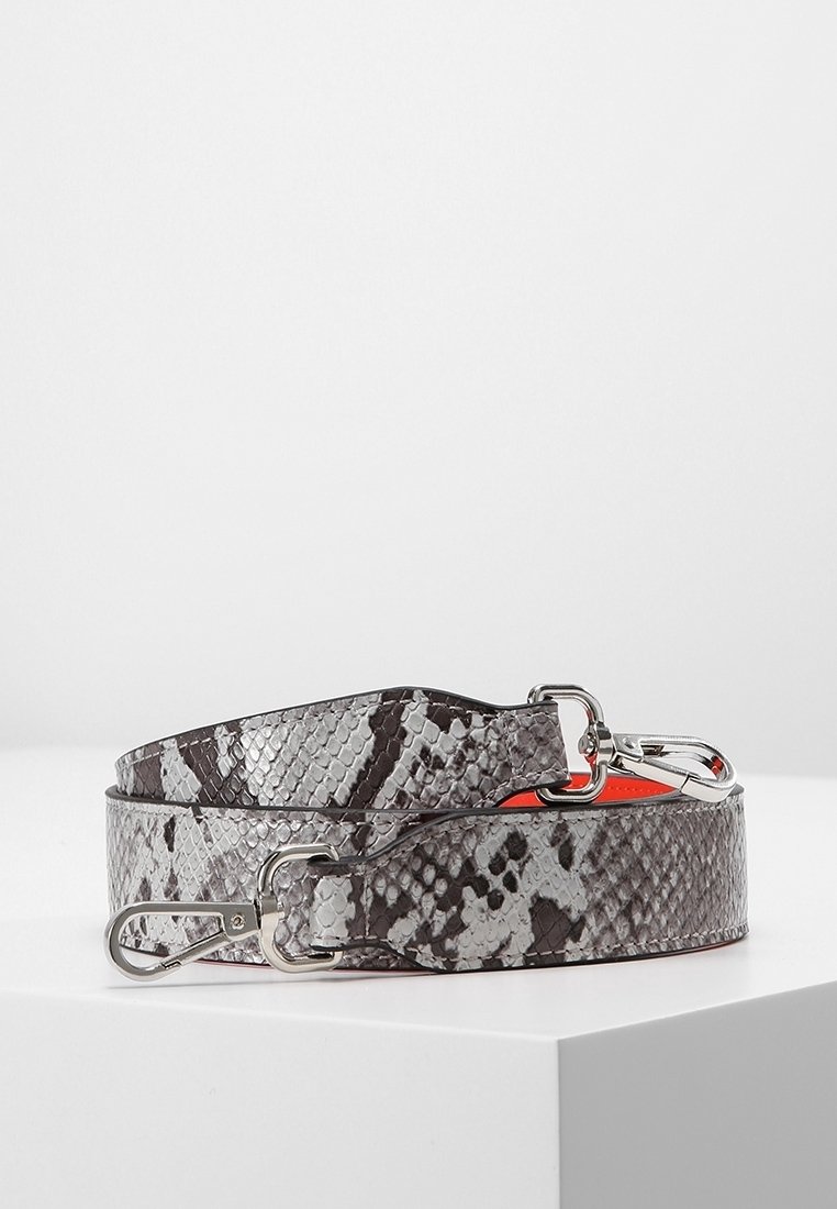 Correa de piel sintética de serpiente en gris y negro con herrajes plateados, que presenta una textura lisa y brillante y detalles destacados.