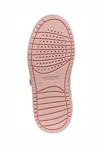 Semelle en caoutchouc rose avec motifs de bande de roulement circulaires et linéaires, marquage Geox et trous de ventilation pour la respirabilité. Taille indiquée comme 27.