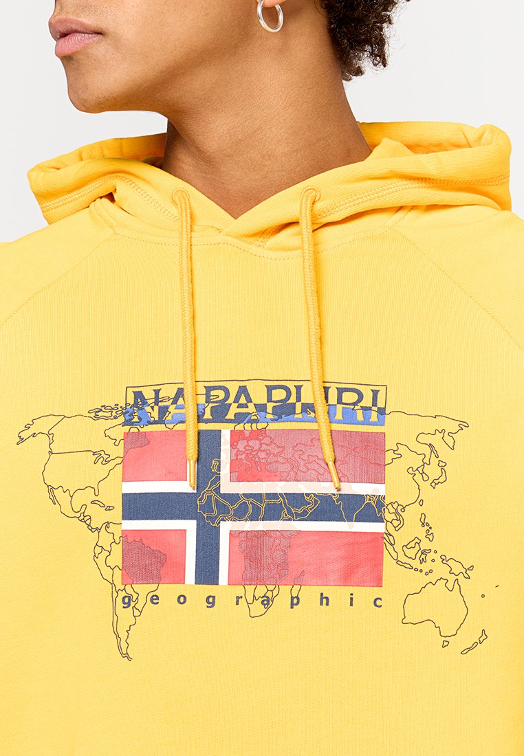 Felpa gialla con stampa grafica di una mappa del mondo con la bandiera norvegese, testo "NAPAPIJRI" in blu e una texture morbida.