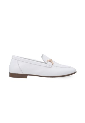 Mocassins en cuir blanc avec un petit accent beige et une fine semelle en caoutchouc, présentant un design classique et des détails de couture minimalistes.