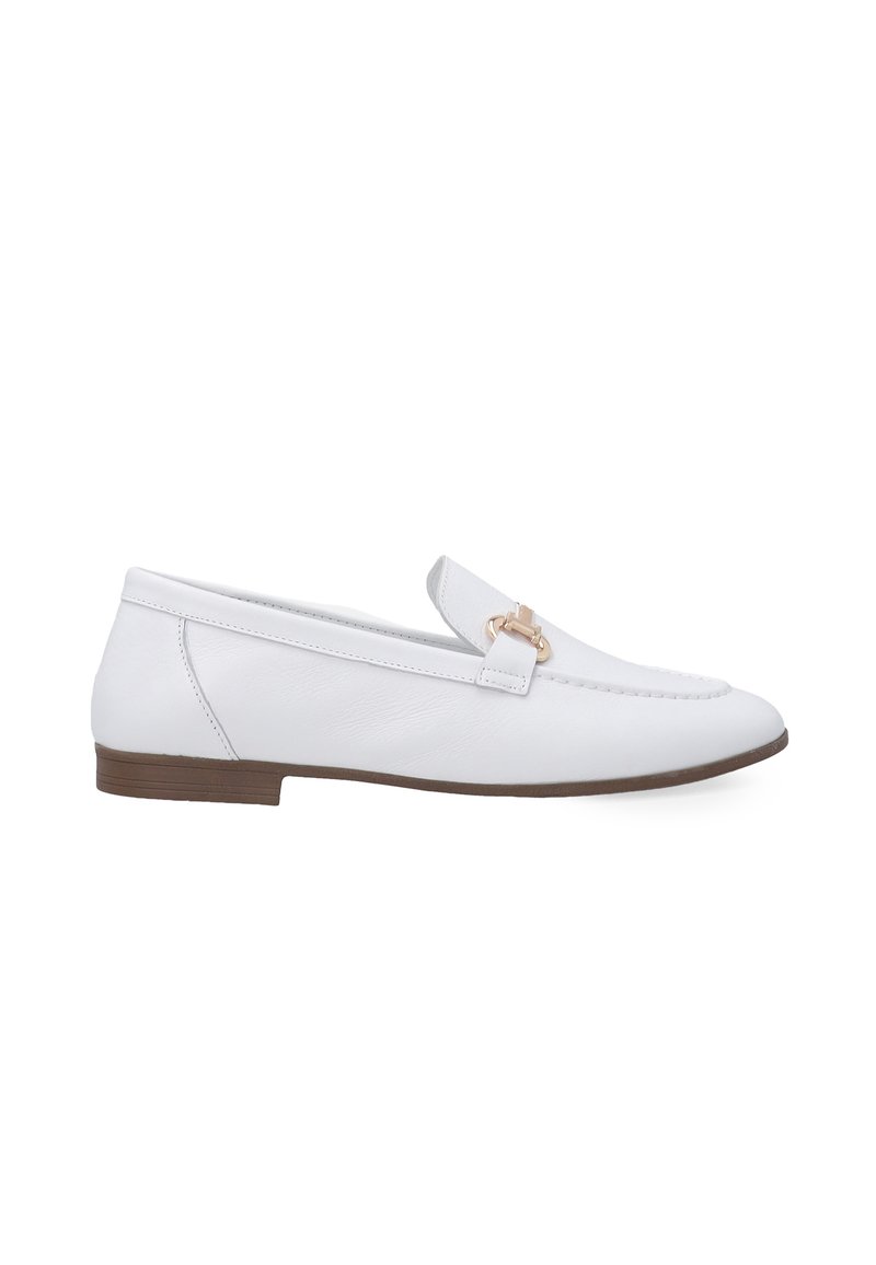 Weiße Lederloafer mit einem kleinen beige Akzent und einer dünnen Gummisohle, die ein klassisches Design und minimalistische Nähdetails aufweisen.