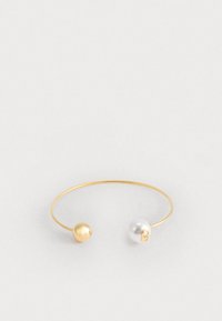 Bracciale a maniche in tono oro che presenta una perla dorata e una perla bianca a ciascun estremo, con un design minimale e liscio e una forma circolare e aperta.