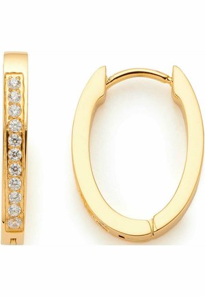 Gouden oorbellen in de vorm van een ring met een gladde, glanzende afwerking; aan één kant is een rij gelijkmatig verdeelde heldere strassstenen te zien, wat een subtiel contrast creëert.
