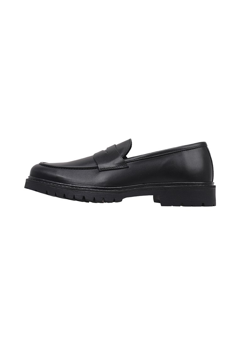 Mocasines de cuero negro con un acabado suave, puntera redondeada y un sutil diseño grabado. La suela exterior es gruesa y texturizada para mayor agarre.