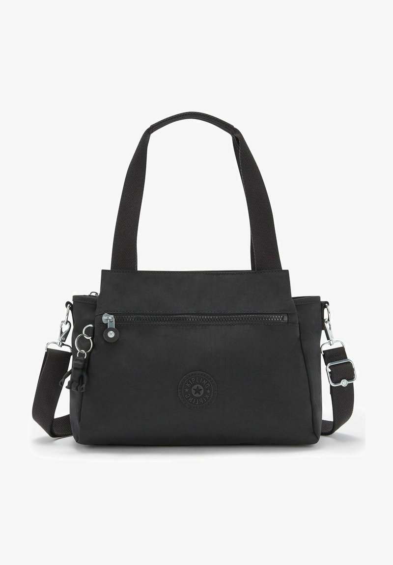 Schwarze Stoffhandtasche mit kurzen und langen verstellbaren Trägern, einer Vorderreißverschlusstasche und einem eingeprägten Logo an der Seite. Glatte Textur und schlichtes Design.