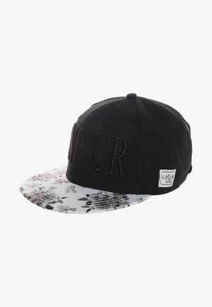 Sort snapback kasket med stor broderet "TOUR" tekst og en hvid, blomsterprintet, flad skygge, med et lille "CAYLER & SONS" mærke.