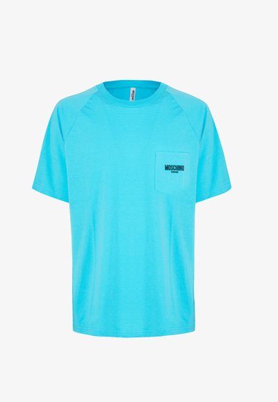 T-shirt di cotone turchese con collo rotondo, maniche raglan corte e tasca frontale con la scritta "MOSCHINO SWIM" in lettere nere.