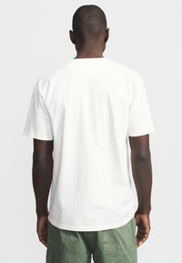Aubin NEWBURGH  - T-paita - chalk white