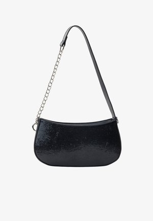 Črna usnjena torba s teksturiranim zaključkom, ukrivljeno obliko in odstranljivo verižico. Ima zadrgo na vrhu.