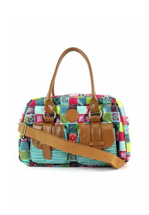 Sac de voyage en patchwork coloré avec deux poches avant en cuir brun, poignées assorties et une bandoulière réglable beige.