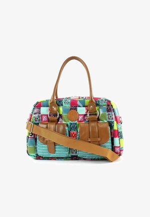 Sac de voyage en patchwork coloré avec deux poches avant en cuir brun, poignées assorties et une bandoulière réglable beige.