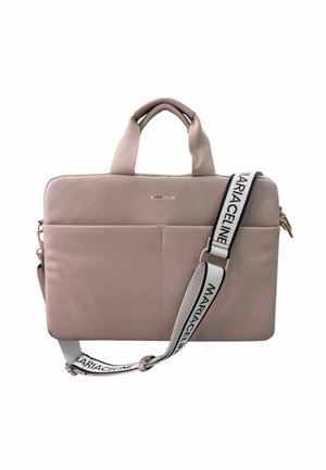 Borsa per laptop in pelle rosa con doppie maniglie e tracolla removibile, con il logo "MARIA CELINE". Texture liscia e design minimalista.